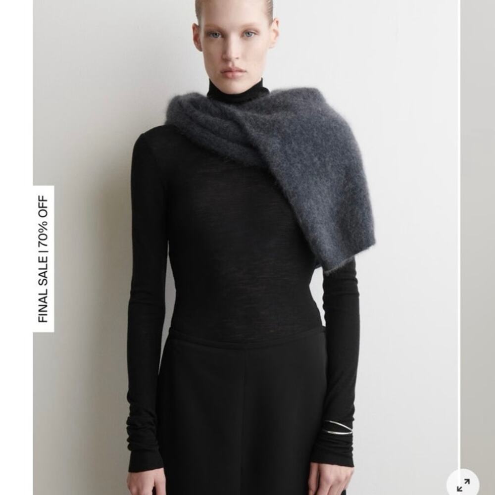 NWOT Women’s COS Merino Wool Turtleneck Top in Black SZ S